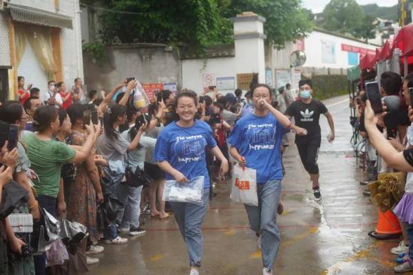 高考|?高考结束！开心到“劈叉”！