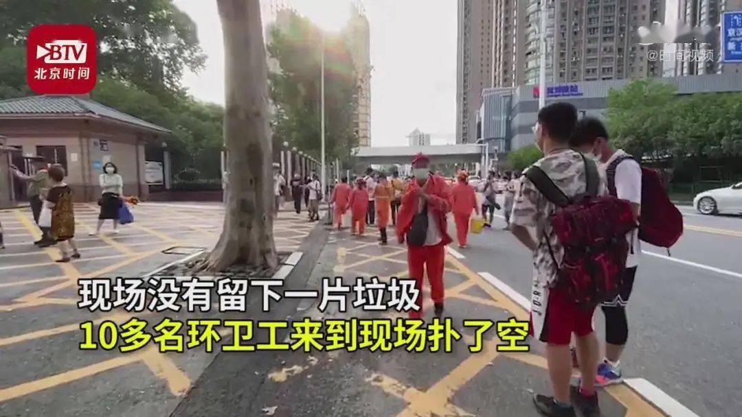 武汉|高考结束后，考场外应该是啥样？武汉的这群家长做了个好榜样！