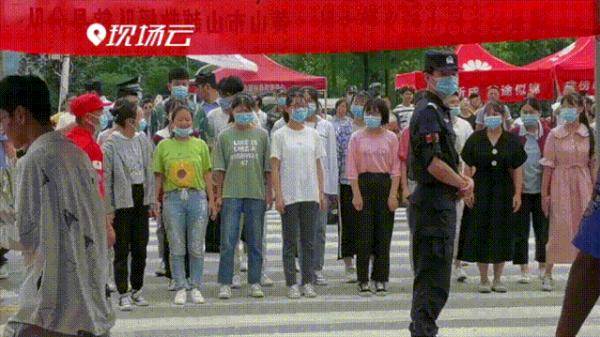 考场|歙县高考考场外学子们的这一举动，感动了无数人