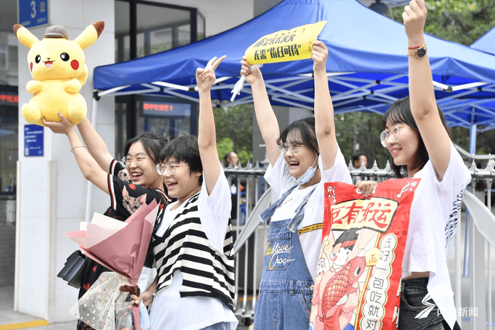 鲜花|影像力丨定格高考结束瞬间，鲜花、拥抱、还有妈妈的吻……