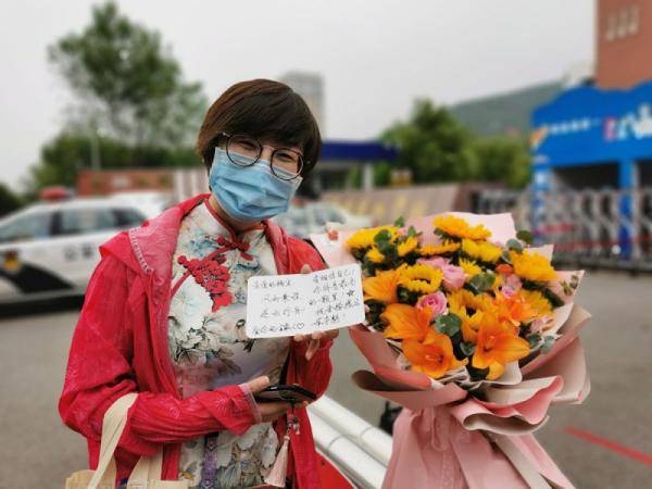 宁舟浩|高考最后一日 鲜花、拥抱、笑脸迎接考生归来