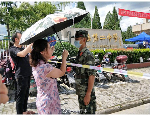 安徽歙县考场外现感人瞬间，高考生向执勤武警鞠躬致谢