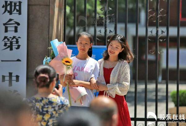 烟台|终于考完了！烟台考场外这一幕看着看着就忍不住了……