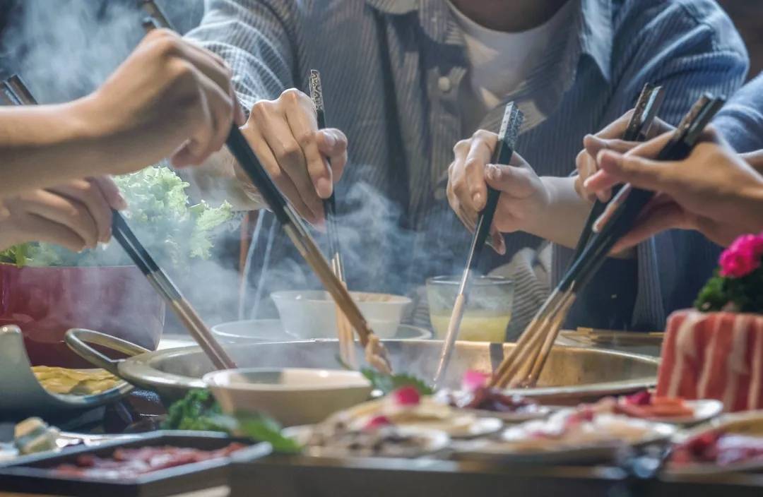 女子|驷马况？跟熟人约了顿饭，女子的手机多了2万元借贷