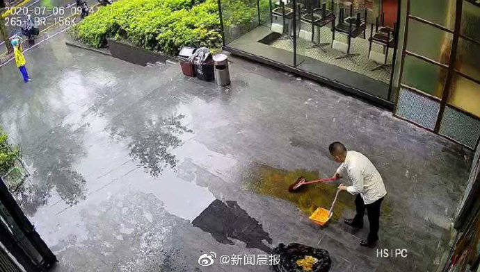 因排队取号发生口角，男子在网红茶餐厅门前抛