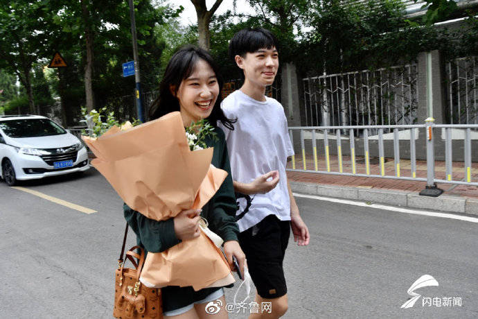 鲜花|定格高考结束瞬间，鲜花、拥抱、还有妈妈的吻