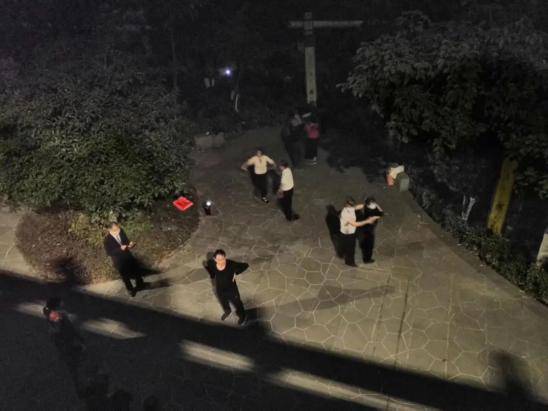 不会用智能机的老人