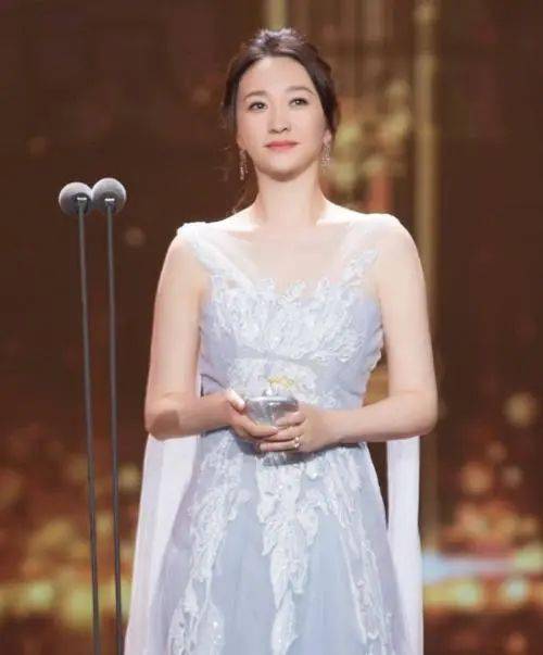 同龄人|李小冉的确是44岁,但素颜太清纯了,衬得同龄人好老!