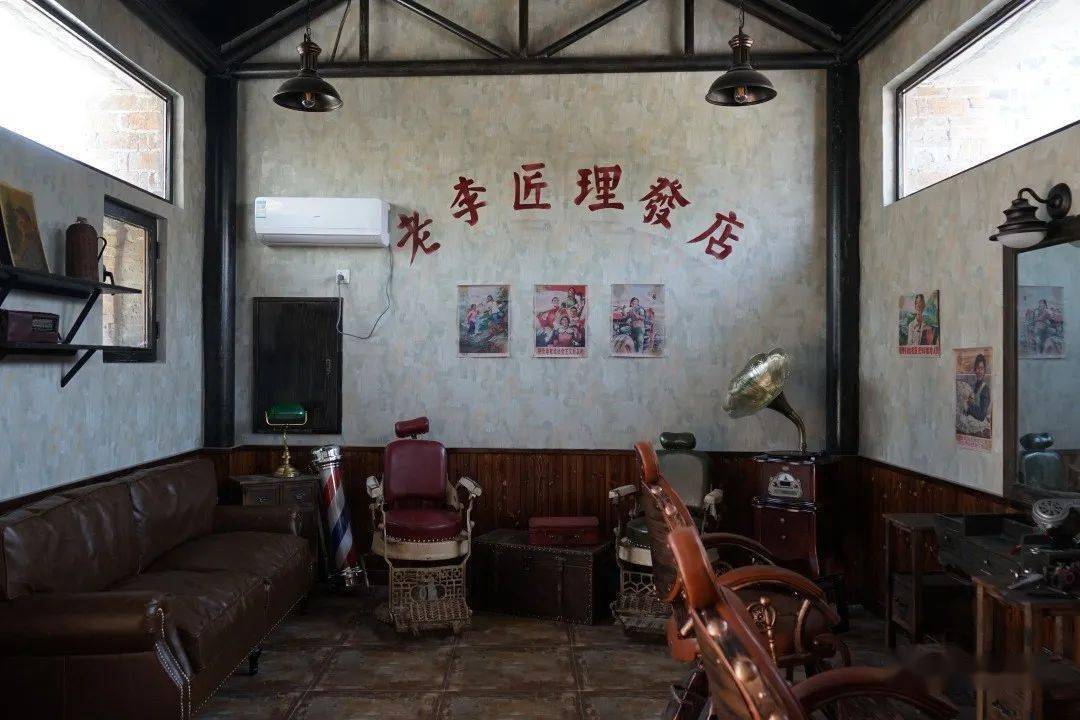 老李匠理发店李氏宗祠摄影:黄宁李巷及其周边建有蓝莓基地5300亩,黑莓