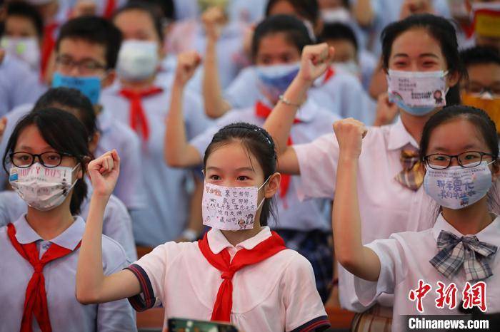 南京小学生自制"告白口罩"挥别校园