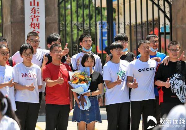 烟台|终于考完了！烟台考场外这一幕看着看着就忍不住了……