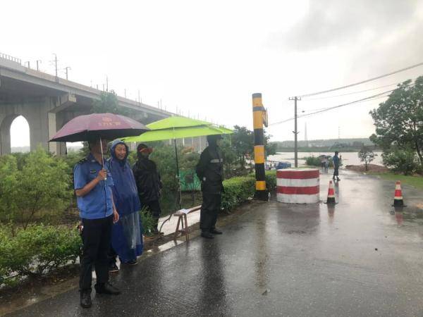 现在，江边是这样的！