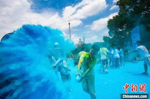 可可|湖南万名高考生“彩虹跑”庆祝毕业