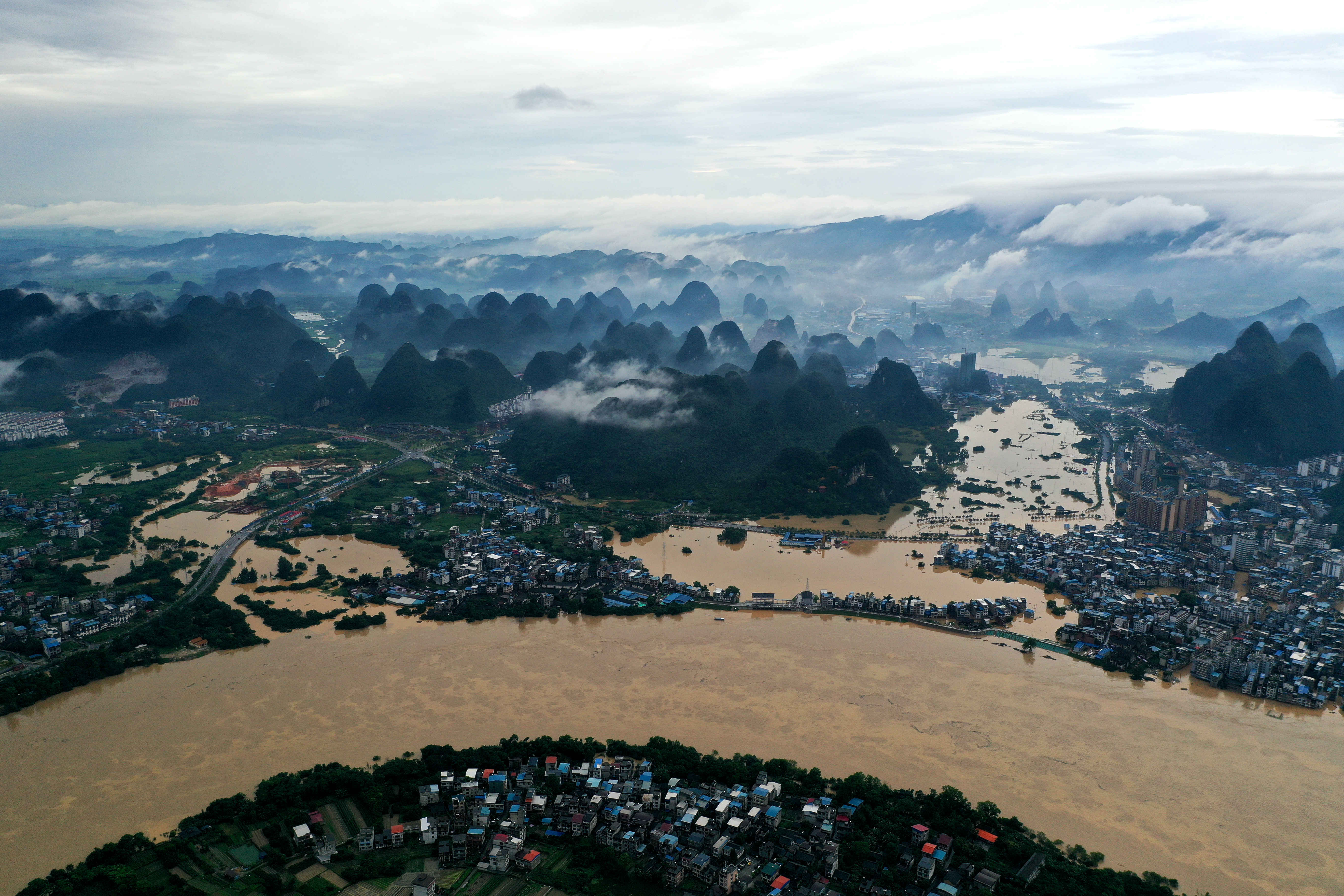 7月11日在广西柳州市融水苗族自治县拍摄的融江(无人机照片).