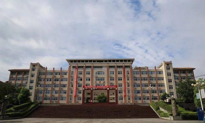 学院前身为重庆市工会干部学校,于2004年与重庆市职工大学合并组建