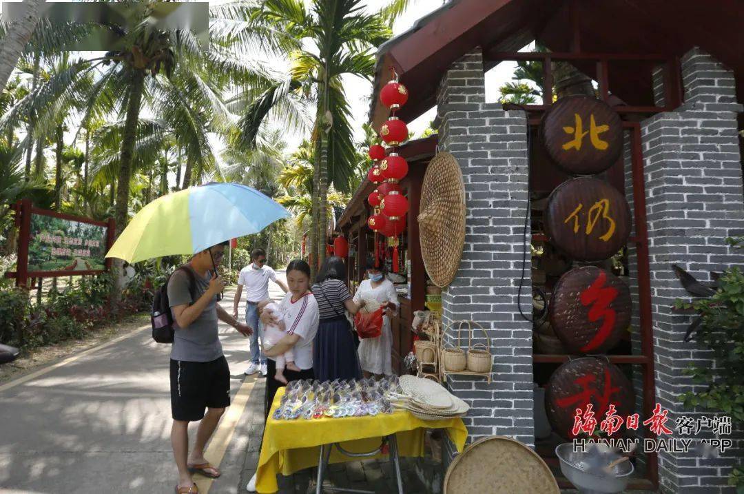 游客在三亚市大茅远洋生态村游玩.海南日报记者 武威 摄