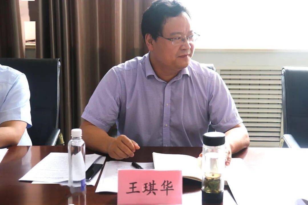 王琪华一行先后到李召社区便民服务站和街道便民服务中心进行了实地