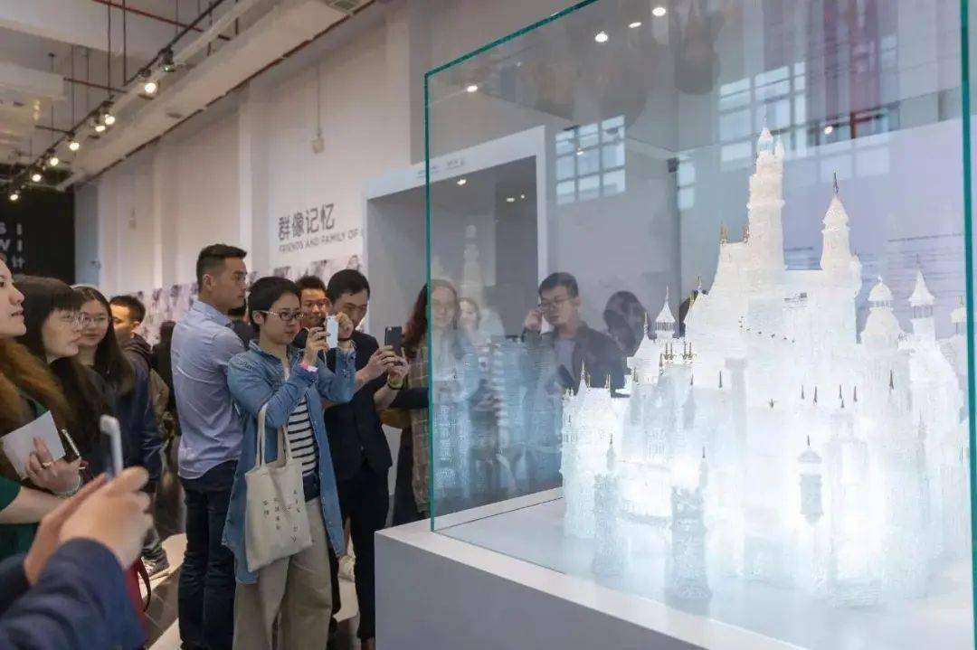 上海玻璃博物馆梦幻城堡被俩孩子在嬉闹中