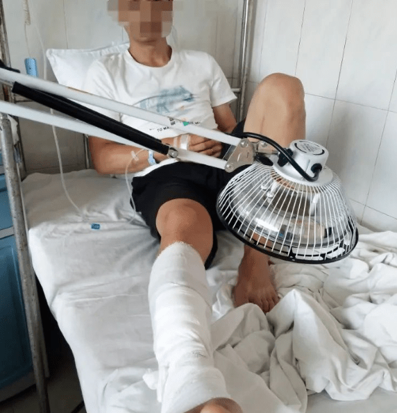 男子|高空坠落折叠刀直插男子后脑勺！网友：这不是没素质，这是故意杀人！