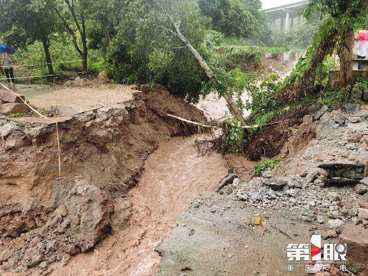 强降雨致渝北一道路被冲毁 交通受阻需绕行