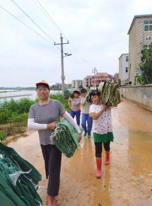 余风|大堤上“乘风破浪的姐姐”被狂赞！其实“姐夫”也不简单...