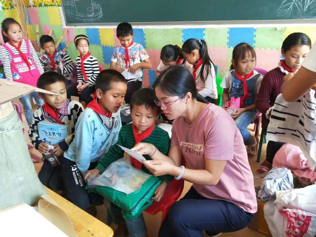 彝族女检察官带着女儿和母亲去扶贫，一驻村就是三年