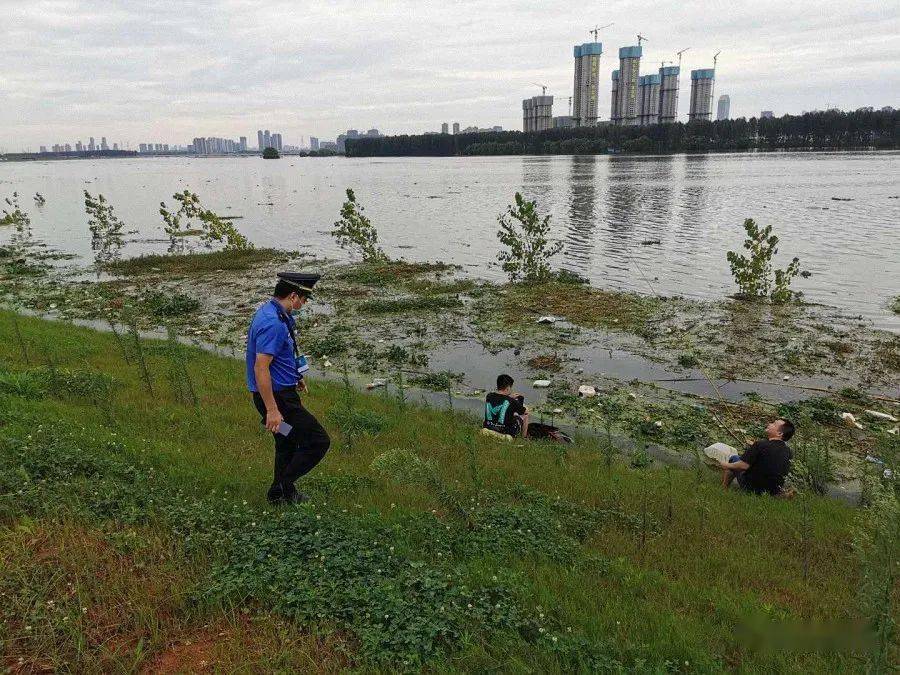 府河水位较高仍有钓鱼人黄陂巡堤城管将其劝离