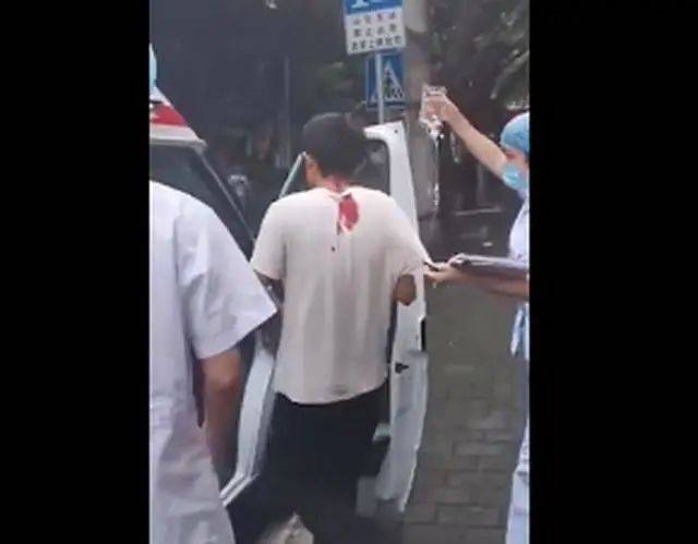 男子|高空坠落折叠刀直插男子后脑勺！网友：这不是没素质，这是故意杀人！