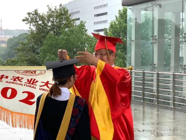 耿龙|雨中一个人的毕业典礼，书记校长导师全到齐……酸了