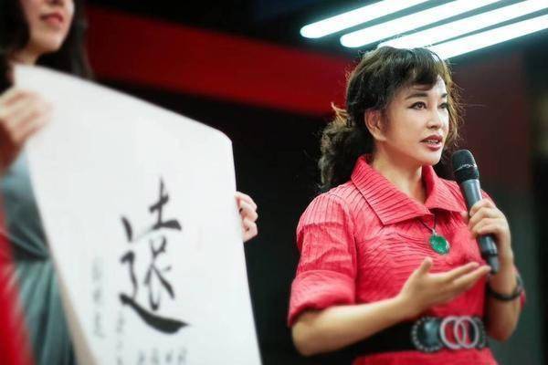 书法展|刘晓庆举办书法展，胸前超大翡翠抢镜，天价珠宝多到戴不完