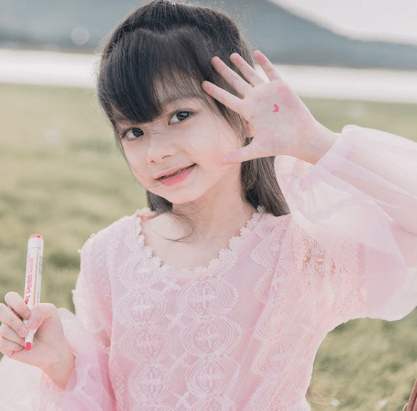 Onew|泰国6岁小萝莉凭借一组照片火爆ins，网友直呼：又来骗我们生女儿！