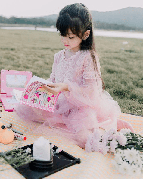 Onew|泰国6岁小萝莉凭借一组照片火爆ins，网友直呼：又来骗我们生女儿！