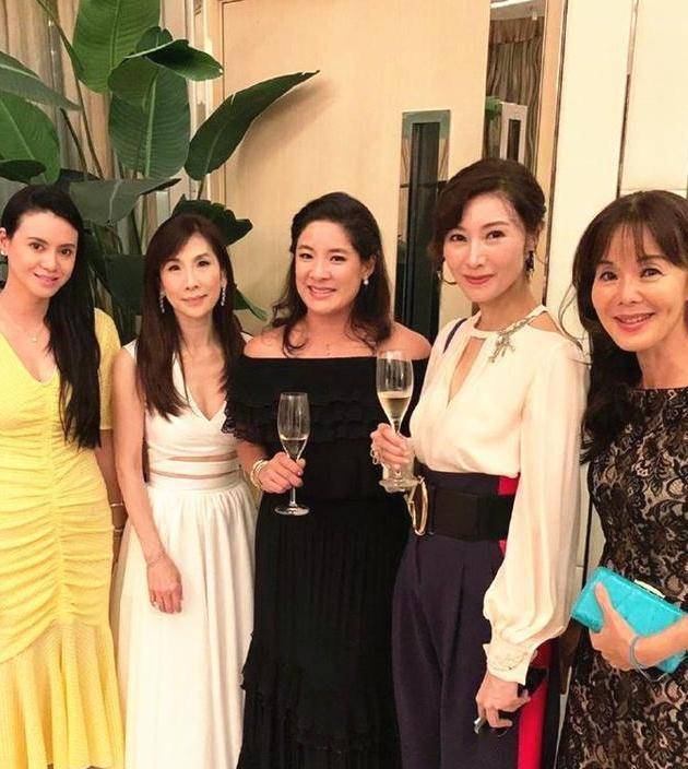 刘海|50岁李嘉欣剪空气刘海,不减龄反显老,意外暴露致命缺点