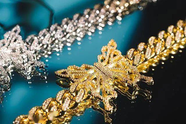 Jennie|继A$AP Rocky之后，Jennie、Kylie等人的种草又让蝴蝶元素在今年爆火。