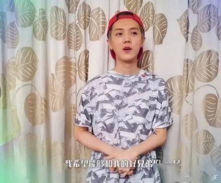 视频|鹿晗关晓彤又甜蜜撒糖！两人录视频背景是同款窗帘