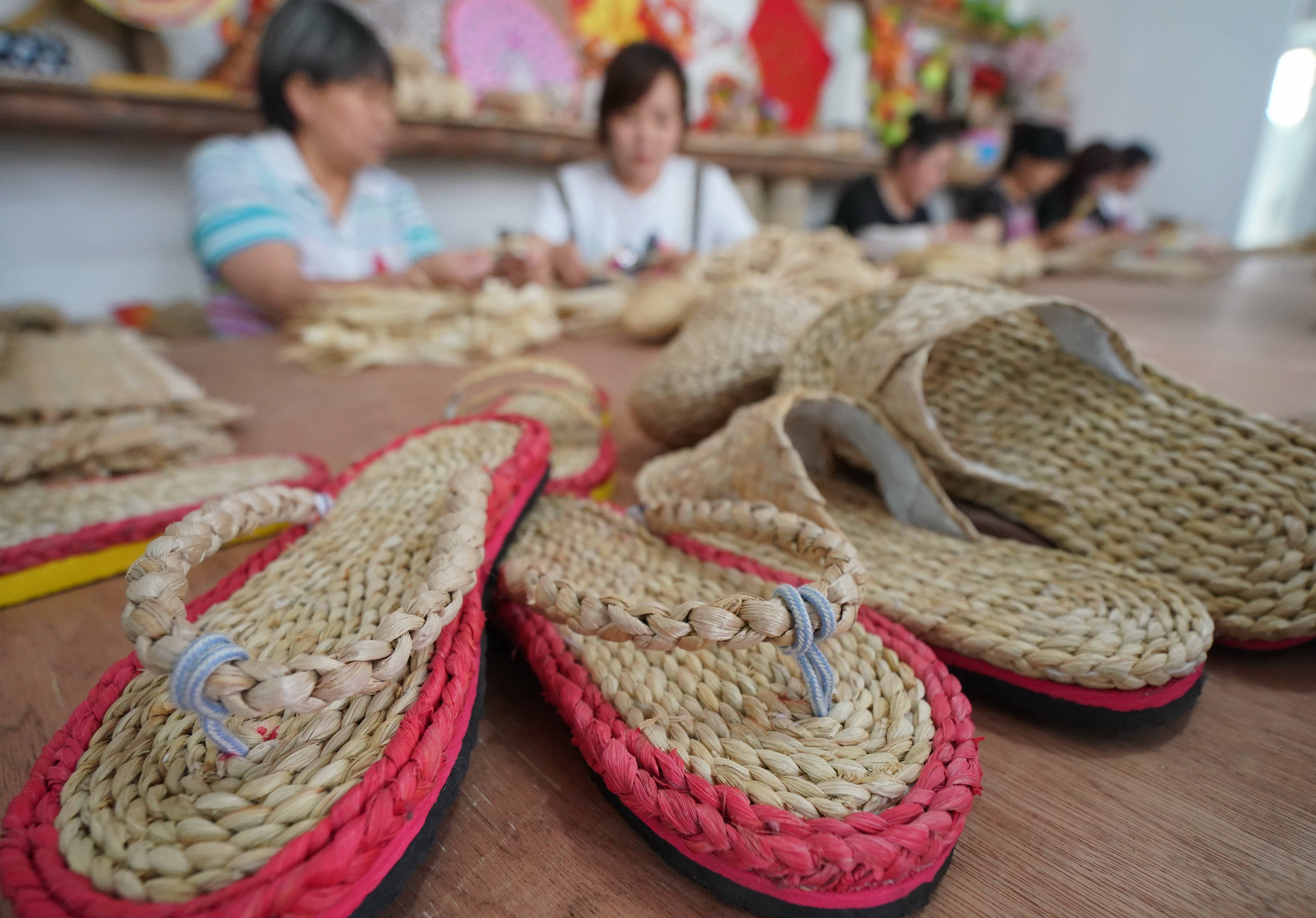 7月15日,秦皇岛市抚宁区抚宁镇的妇女在孤竹园草编基地编制草编工艺品