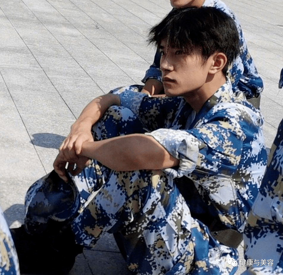 王源|王源的手臂晒成了棕色,防晒霜的量你得用这么多!