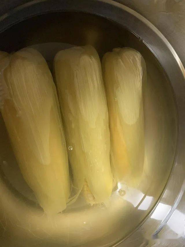媳妇|别只会用清水煮，多加这2种料，玉米香甜软糯又好吃煮玉米时