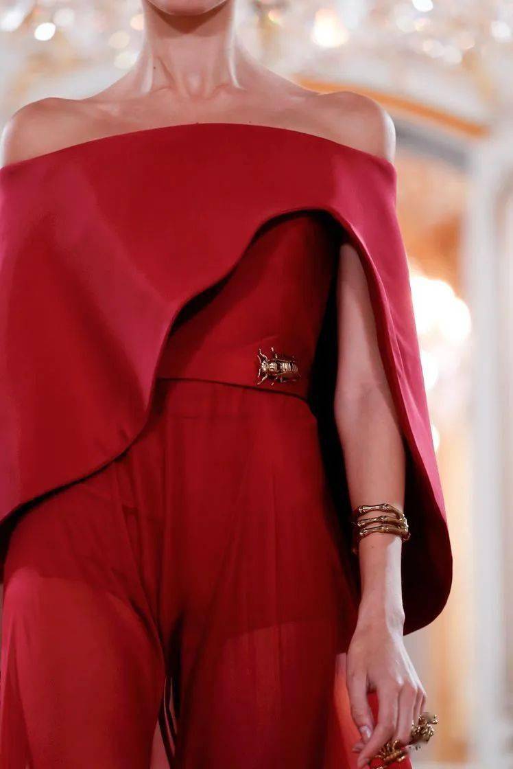 高定|美中带飒！对决于每一寸肌肤的高定细节，赋予了女性之美的全新定义