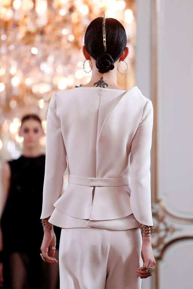 高定|美中带飒！对决于每一寸肌肤的高定细节，赋予了女性之美的全新定义