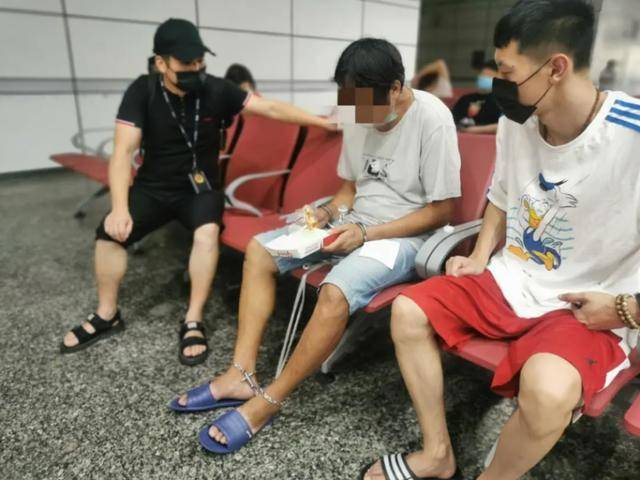 肯德基|警车路过肯德基时，逃犯嘟囔了一句，“我想吃汉堡”