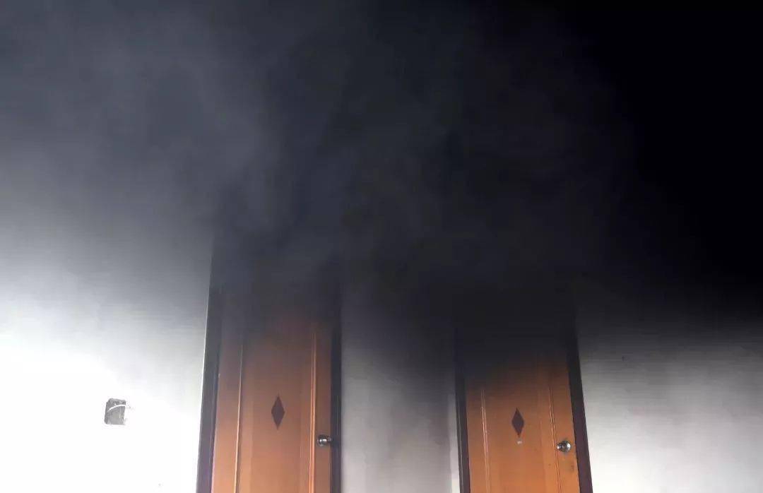 火灾防控科普知识起火冒烟就叫的烟感报警器家中需要安装吗