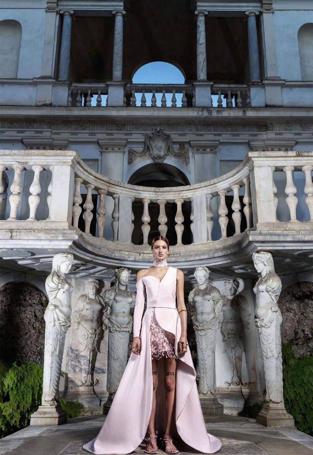 高定|美中带飒！对决于每一寸肌肤的高定细节，赋予了女性之美的全新定义