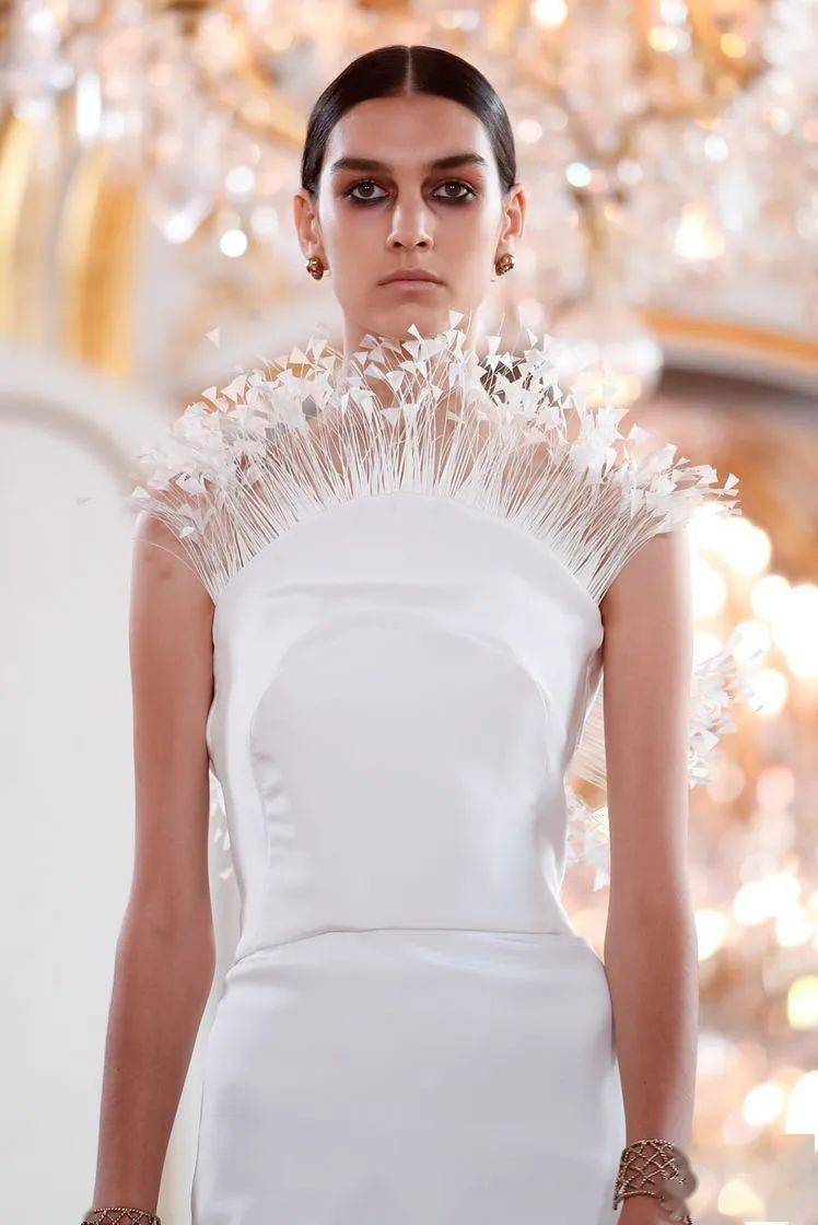 高定|美中带飒！对决于每一寸肌肤的高定细节，赋予了女性之美的全新定义