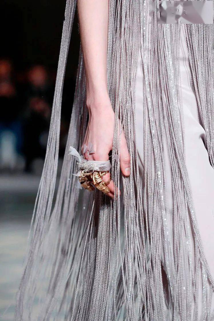 高定|美中带飒！对决于每一寸肌肤的高定细节，赋予了女性之美的全新定义