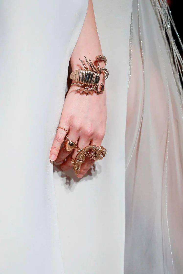 高定|美中带飒！对决于每一寸肌肤的高定细节，赋予了女性之美的全新定义