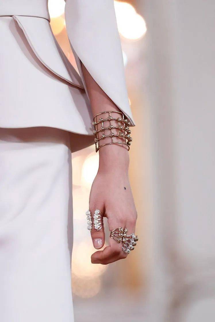 高定|美中带飒！对决于每一寸肌肤的高定细节，赋予了女性之美的全新定义