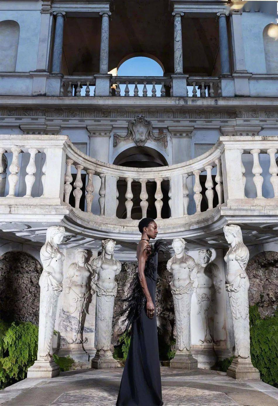 高定|美中带飒！对决于每一寸肌肤的高定细节，赋予了女性之美的全新定义