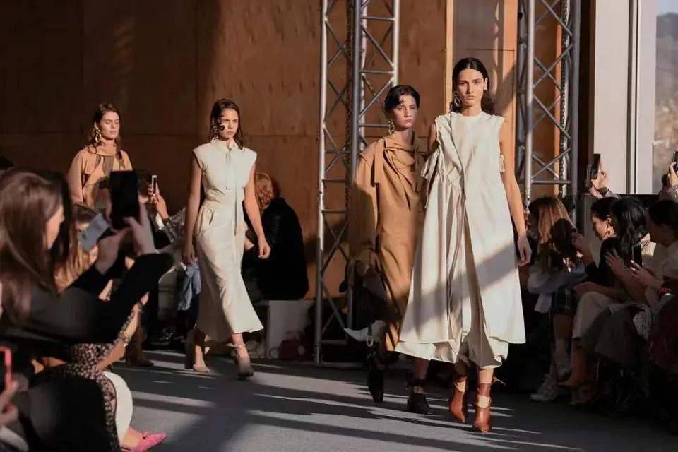 Lisa|“时尚边缘”的觉醒与喧嚣：与Lisa、宋妍霏、水原希子一起走进东南亚这片热情大陆！