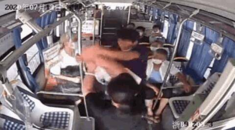 胡师傅|男子公交车上吸烟被劝阻，竟两次冲打司机！关键时刻，刚高考完的他两次出手…